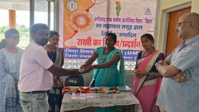 समूह दीदीओं की राखियों का कलेक्टोरेट में लगा स्टॉल, समूह की महिलाएं बना रही राखियां, कलेक्टर व जिपं सीईओ ने की राखी खरीदने का आग्रह चौथा स्तंभ || Console Corptech