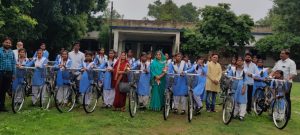 सरस्वती साइकिल योजना के तहत बालिकाओं को मिली साइकिल, साइकिल मिलने से बालिकाओं के चेहरे में आई मुस्कान चौथा स्तंभ || Console Corptech