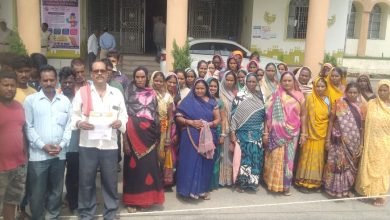 सरखों गांव में ग्रामीणों ने पौधरोपण करने की मजदूरी, अब भुगतान के लिए आनाकानी, कुसुम कमल साव की अगुवाई में कलेक्टोरेट का किया गया घेराव चौथा स्तंभ || Kshititech