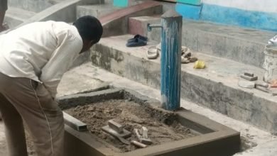 मनमानीः बरसात में ठेकेदार ने सीसी रोड़ तोड़कर डाला पाइप, फिर नाली के ऊपर नल का बेस डाल किया जा रहा नाली को अवरुद्ध चौथा स्तंभ || Kshititech