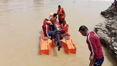 दो बच्चों को लेकर नदी पार कर रही थी मां, बेटे के साथ बही महिला, बेटी को पुलिस ने बचाया चौथा स्तंभ || Kshititech