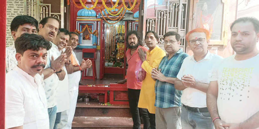सुप्रसिद्ध जसगीत गायक देवेश शर्मा ने कुलदेवी मां समलेश्वरी मंदिर दर्शन कर क्षेत्र की खुशहाली के लिए की कामना चौथा स्तंभ || Console Corptech