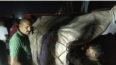 तेज रफ्तार ट्रक बेक़ाबू होकर बाइक पर पलटा, दबकर बाइक सवार दो लोगों की दर्दनाक मौत चौथा स्तंभ || Console Corptech