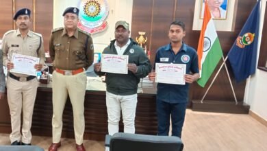 सड़क पर गिरे बुजुर्ग को अस्पताल पहुंचाने वाले डॉयल 112 के कर्मचारी और पत्रकार का एसपी ने किया सम्मान चौथा स्तंभ || Console Corptech