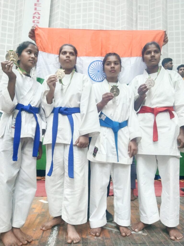 कोसमंदा गांव की 3 बेटियों ने अंतरराष्ट्रीय कराते में गोल्ड मेडल प्राप्त कर गांव का नाम किया रोशन, फ्रांस, ईरान, केनिया व इंडोनेशिया को परास्त कर स्वर्ण पदक पर जमाया कब्जा चौथा स्तंभ || Console Corptech