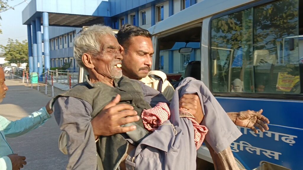 सड़क पर बेहोश पड़े बुजुर्ग को अस्पताल पहुंचाकर पत्रकार ने पेश की मानवता की मिशाल, 112 टीम की भूमिका रही सराहनीय चौथा स्तंभ || Console Corptech