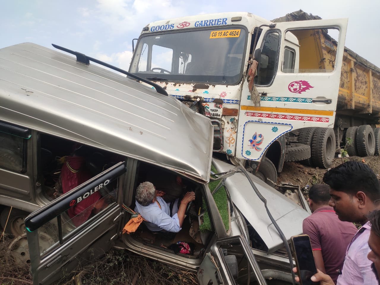 ट्रेलर और बोलेरो में हुआ जोरदार टक्कर, दुर्घटना में घायल बोलेरो में फंसे लोगों को बड़ी मशक्कत के बाद निकाला गया बाहर चौथा स्तंभ || Console Corptech