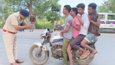 मुलमुला पुलिस यातायात नियमों के प्रति लोगों को सचेत करने अपना रही गांधीगिरी, नियमों की धज्जियां उड़ाने वालों से हाथ जोड़कर किया जा रहा आग्रह, लोग बाइक में चार सवारी बैठने से नहीं आ रहे बाज चौथा स्तंभ || Console Corptech