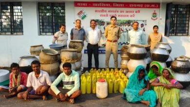 कच्ची शराब बिक्री करने के मामले में खरसिया पुलिस ने 9 लोगों से जब्त की 225 लीटर शराब, जब्त 200 बोरी महुआ लहान को किया गया नष्ट चौथा स्तंभ || Console Corptech