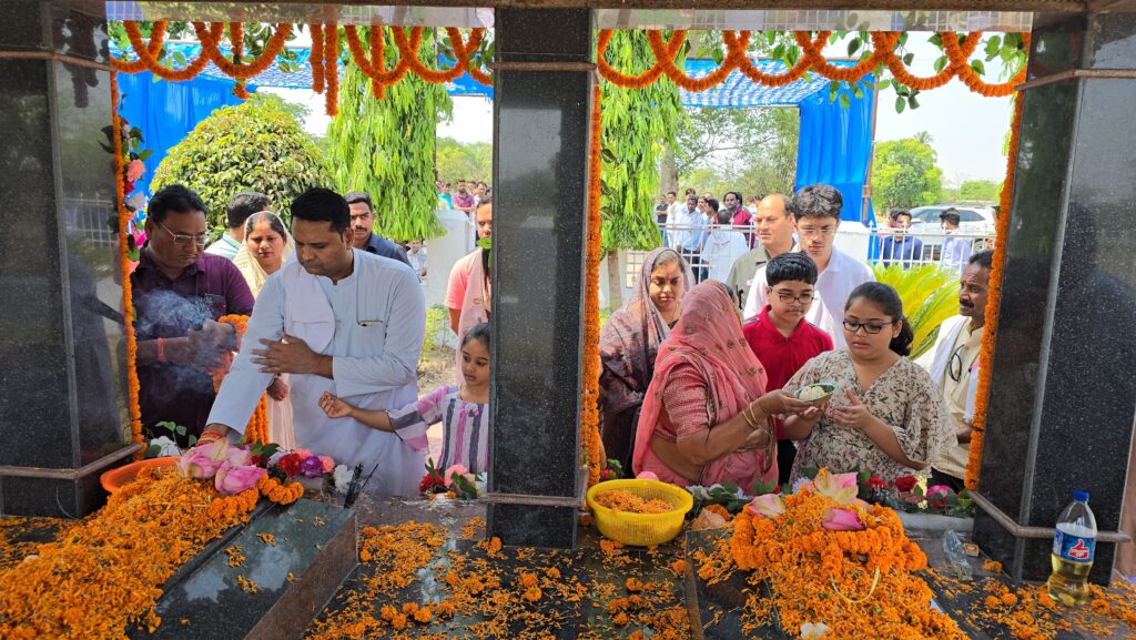 झीरम हमले की 11वीं बरसी: शहीद नंदकुमार पटेल और दिनेश को उमेश ने भीगी पलकों से शांति बगिया में किया नमन चौथा स्तंभ || Console Corptech