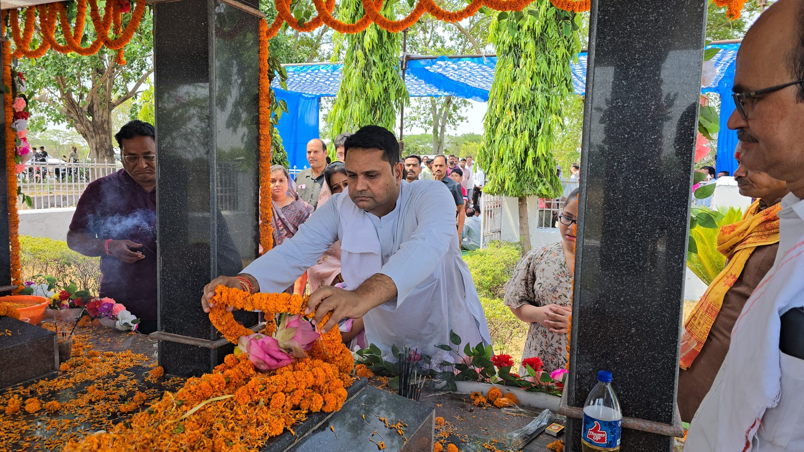 झीरम हमले की 11वीं बरसी: शहीद नंदकुमार पटेल और दिनेश को उमेश ने भीगी पलकों से शांति बगिया में किया नमन चौथा स्तंभ || Console Corptech