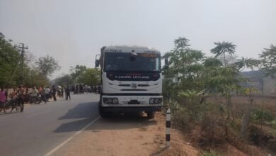 तेज रफ्तार हाइवा की चपेट में आने से बाइक सवार की मौत, कोसमंदा के हनुमान मंदिर के पास हुई दर्दनाक घटना चौथा स्तंभ || Console Corptech
