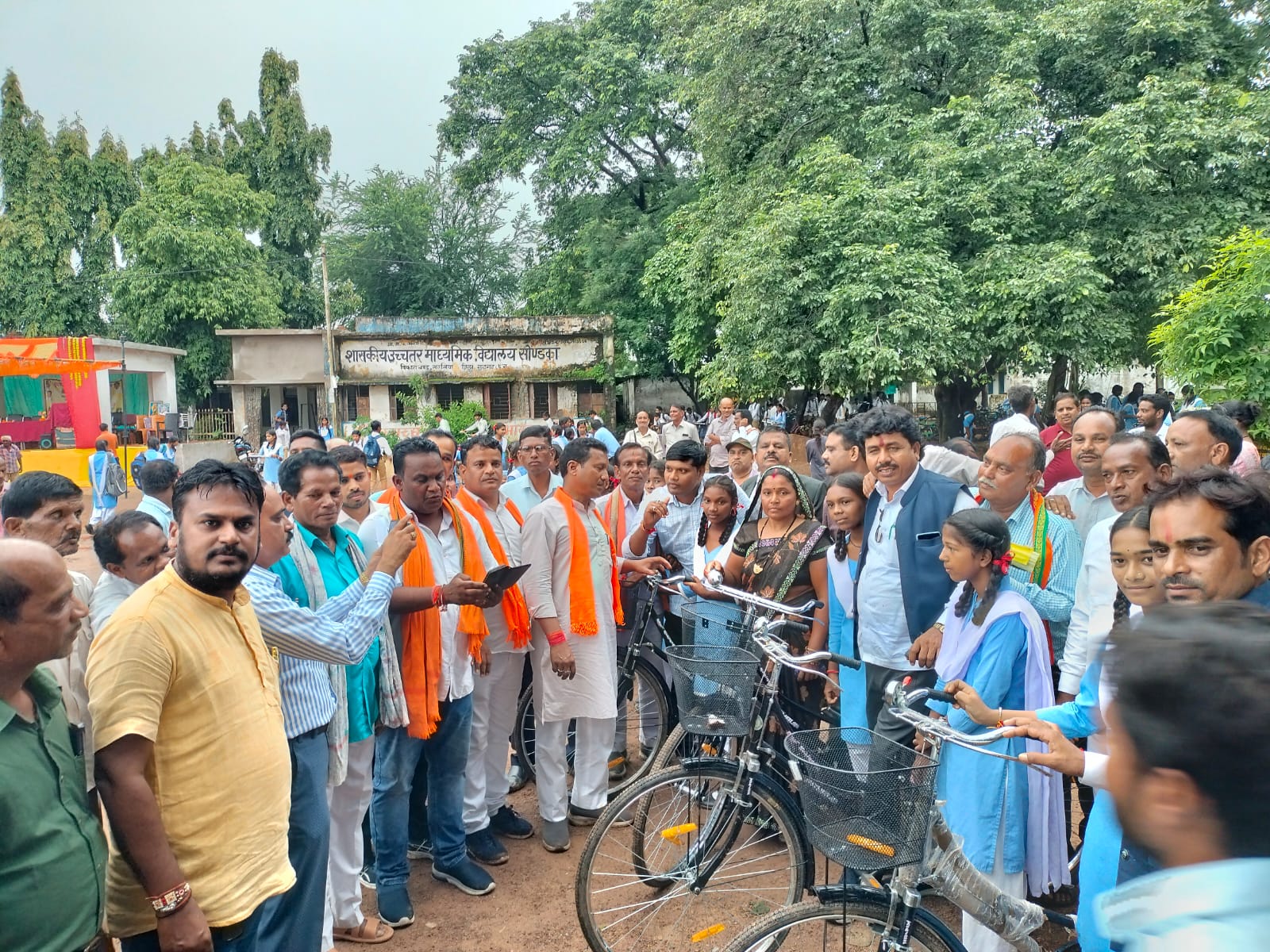 एक पेड़ मां के नाम कार्यक्रम में पहुंचे सांसद राधेश्याम राठिया, वृहद पौधरोपण, स्कूल भवन का लोकार्पण एवं छात्राओं को साइकिल वितरण चौथा स्तंभ || Console Corptech