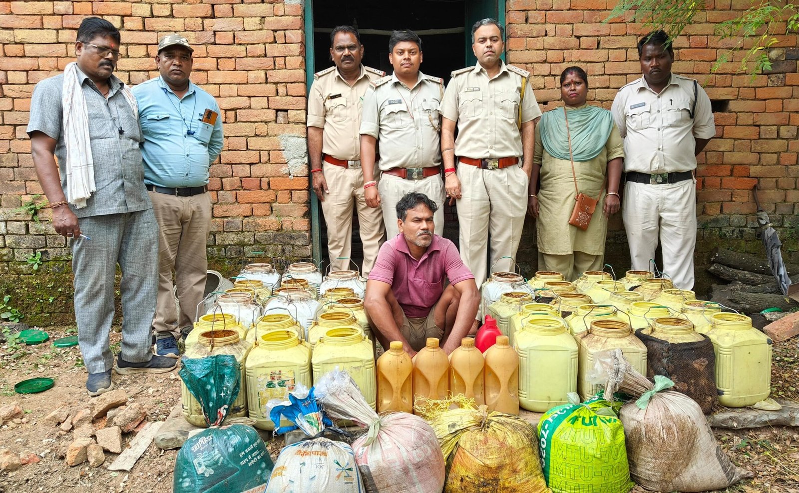 सक्ती जिले में महुआ शराब के खिलाफ आबकारी की ताबड़तोड़ कार्रवाई, बड़ी मात्रा में जब्त महुआ लहान नष्ट चौथा स्तंभ || Console Corptech