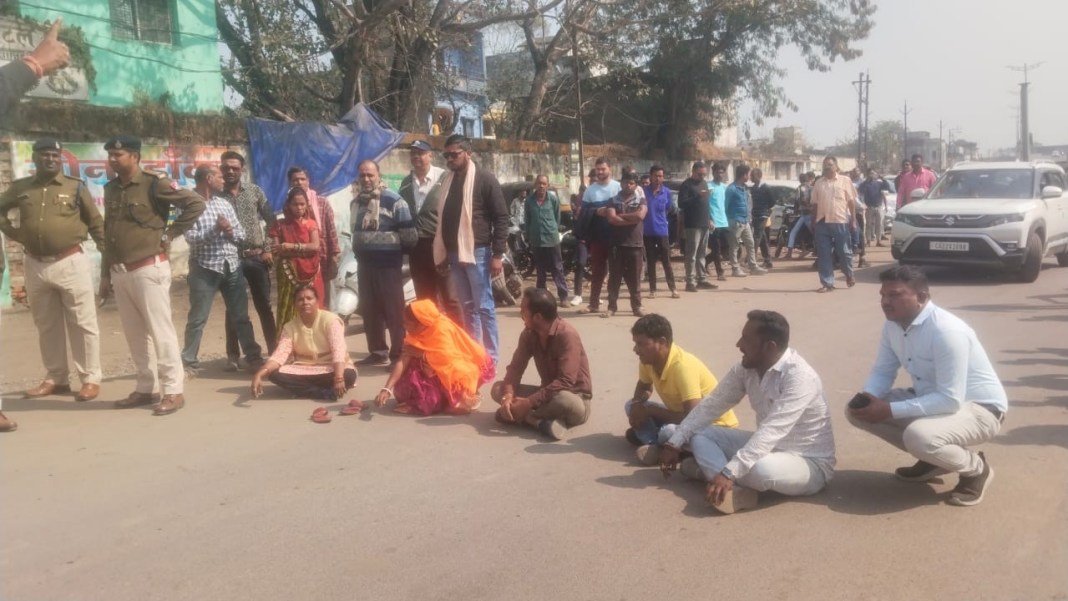 रेलवे प्रशासन के फरमान के खिलाफ भाजपा कार्यकर्ता लामबंद, रास्ता को बंद करने का किया गया पुरजोर विरोध चौथा स्तंभ || Console Corptech