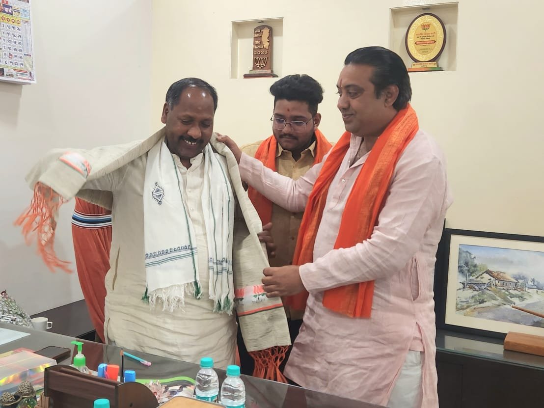 भाजपा नेता अखिलेश कोमल पाण्डेय ने प्रदेश संगठन महामंत्री पवन साय से किया सौजन्य भेंट 1 भाजपा नेता अखिलेश कोमल पाण्डेय ने प्रदेश संगठन महामंत्री पवन साय से किया सौजन्य भेंट चौथा स्तंभ || Console Corptech