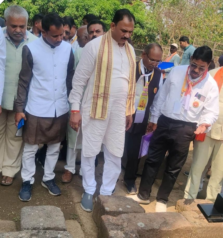 देश भर से आए प्रतिनिधियों ने कल्चुरियों की राजधानी तुमान पहुंच कर देखी अपनी विरासत 3 देश भर से आए प्रतिनिधियों ने कल्चुरियों की राजधानी तुमान पहुंच कर देखी अपनी विरासत चौथा स्तंभ || Console Corptech