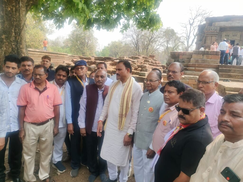 देश भर से आए प्रतिनिधियों ने कल्चुरियों की राजधानी तुमान पहुंच कर देखी अपनी विरासत 2 देश भर से आए प्रतिनिधियों ने कल्चुरियों की राजधानी तुमान पहुंच कर देखी अपनी विरासत चौथा स्तंभ || Console Corptech
