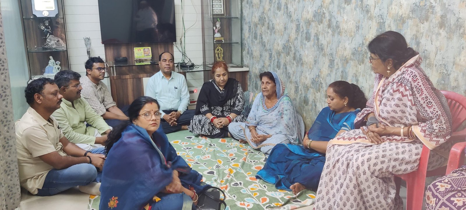 शोक संतृप्त परिजनों से मिलकर सांसद ने बंधाया ढांढस 1 शोक संतृप्त परिजनों से मिलकर सांसद ने बंधाया ढांढस चौथा स्तंभ || Console Corptech
