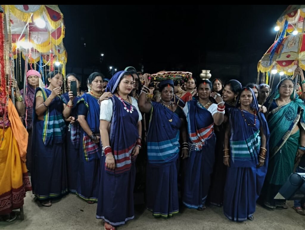 आधुनिकता के दौर में भा रहा छत्तीसगढ़िया अंदाज 2 छत्तीसगढ़ की पारंपरिक साड़ी पहनी घर की महिलाएं