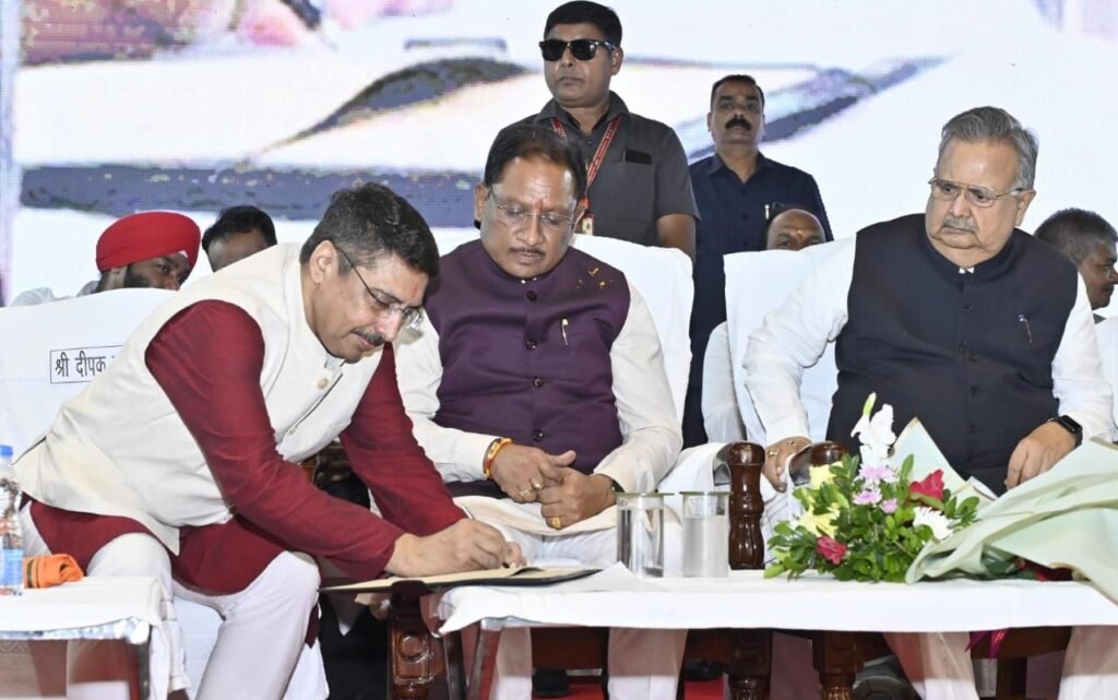 सीजीएमएससी के नए अध्यक्ष दीपक म्हस्के ने संभाला पदभार, मुख्यमंत्री विष्णुदेव साय हुए शामिल 2 सीजीएमएससी के नए अध्यक्ष दीपक म्हस्के ने संभाला पदभार, मुख्यमंत्री विष्णुदेव साय हुए शामिल चौथा स्तंभ || Console Corptech