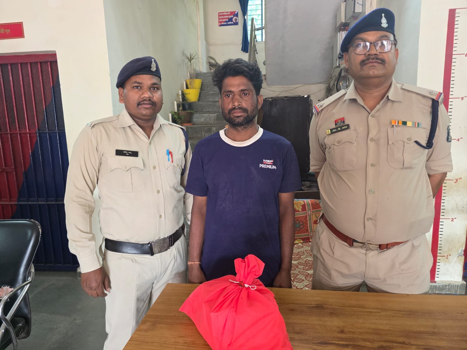 जिले में नहीं थम रहा नशीली दवाओं का काला कारोबार, पुलिस ने फिर एक आरोपी को नशीली दवाओं के साथ धरदबोचा 1 जिले में नहीं थम रहा नशीली दवाओं का काला कारोबार, पुलिस ने फिर एक आरोपी को नशीली दवाओं के साथ धरदबोचा चौथा स्तंभ || Console Corptech