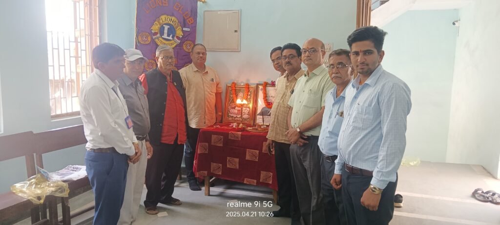  
शिविर का शुभारंभ करते लायंस पदाधिकारी।

