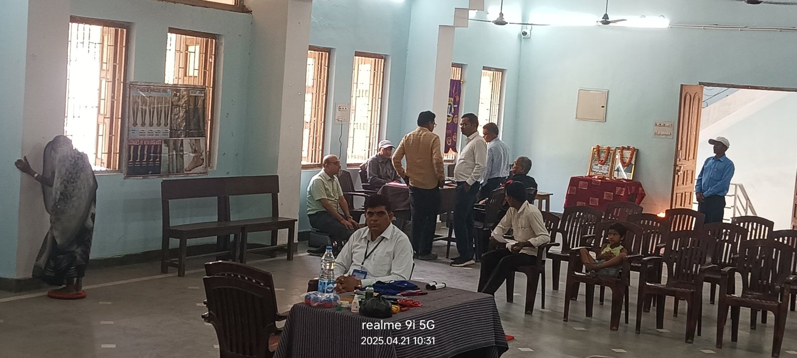 शिविर में उपस्थित लोग।