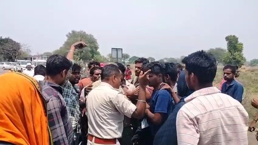ब्रेकिंग न्यूज: अनियंत्रित होकर ट्रक नदी में गिरा, भेड़ीकोना अमलीडीह पुल में फिर हुआ बड़ा हादसा 2 ब्रेकिंग न्यूज: अनियंत्रित होकर ट्रक नदी में गिरा, भेड़ीकोना अमलीडीह पुल में फिर हुआ बड़ा हादसा चौथा स्तंभ || Console Corptech