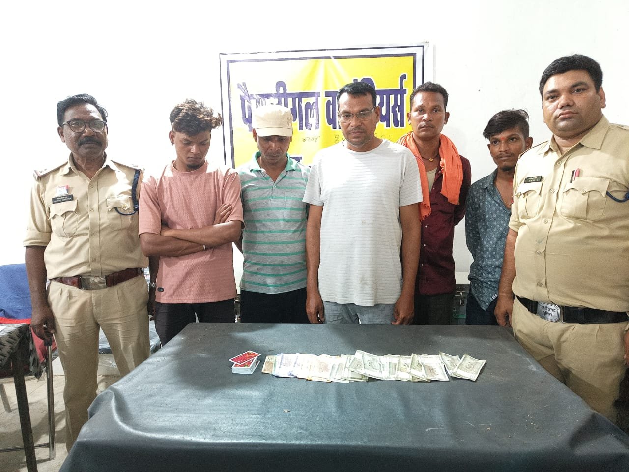 जुआ खेलते पांच आरोपी गिरफ्तार, सिर्फ 10 हजार नगदी जब्त 1 जुआ खेलते पांच आरोपी गिरफ्तार, सिर्फ 10 हजार नगदी जब्त चौथा स्तंभ || Console Corptech