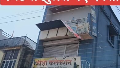 करंट की चपेट में आए दंपत्ती, आंधी बारिश के चलते दुकान का बोर्ड टूटा, ठीक करने के दौरान हुआ हादसा चौथा स्तंभ || Console Corptech