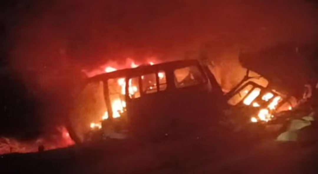 कार और ट्रक की भीषण टक्कर, कार में लगी आग से ड्राइवर की जलकर मौत की आशंका चौथा स्तंभ || Console Corptech