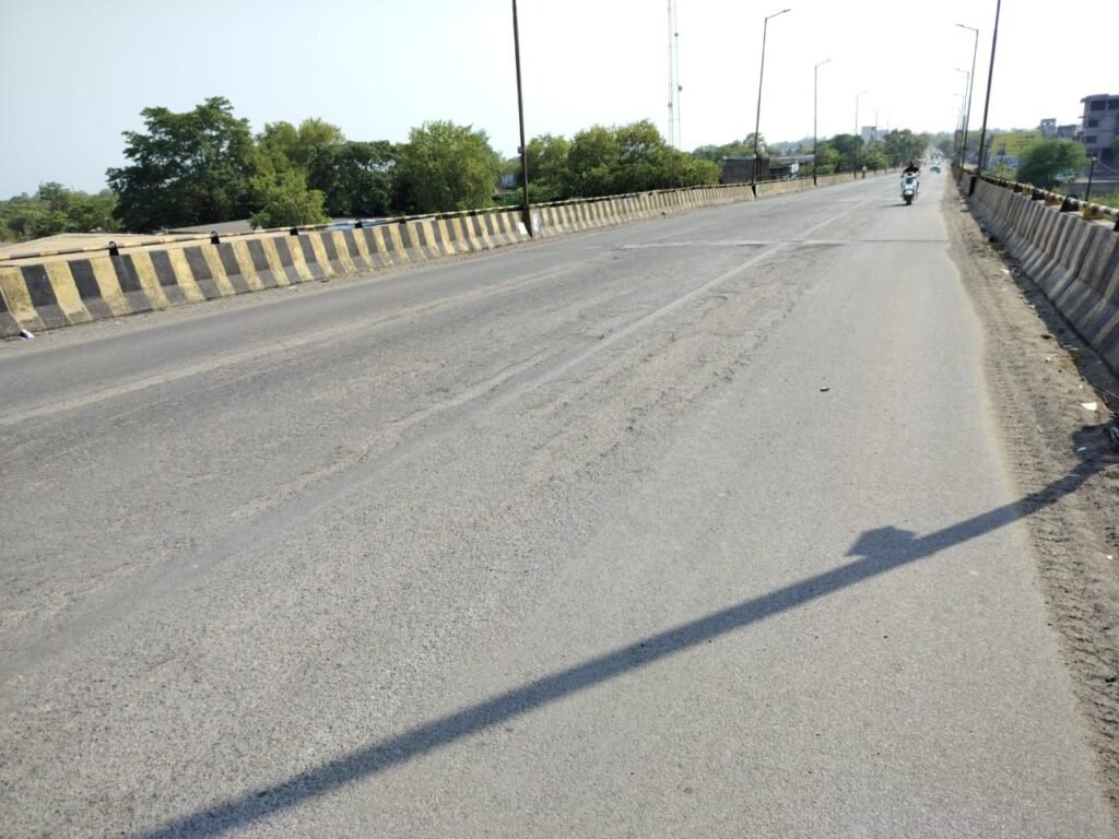 अंधेरे में डूबा ओवरब्रिज, सड़क में हुए जानलेवा गड्ढे, सेतु निगम की लापरवाही से बढ़ी लोगों की मुसीबतें 3 अंधेरे में डूबा ओवरब्रिज, सड़क में हुए जानलेवा गड्ढे, सेतु निगम की लापरवाही से बढ़ी लोगों की मुसीबतें चौथा स्तंभ || Console Corptech
