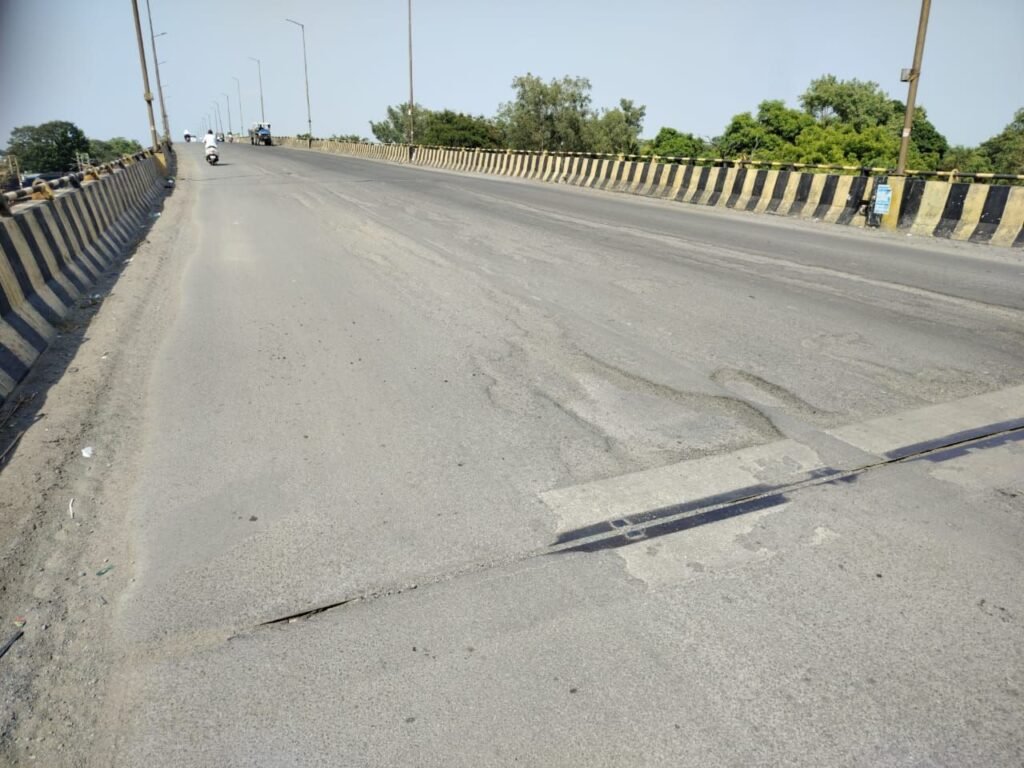 अंधेरे में डूबा ओवरब्रिज, सड़क में हुए जानलेवा गड्ढे, सेतु निगम की लापरवाही से बढ़ी लोगों की मुसीबतें 2 अंधेरे में डूबा ओवरब्रिज, सड़क में हुए जानलेवा गड्ढे, सेतु निगम की लापरवाही से बढ़ी लोगों की मुसीबतें चौथा स्तंभ || Console Corptech