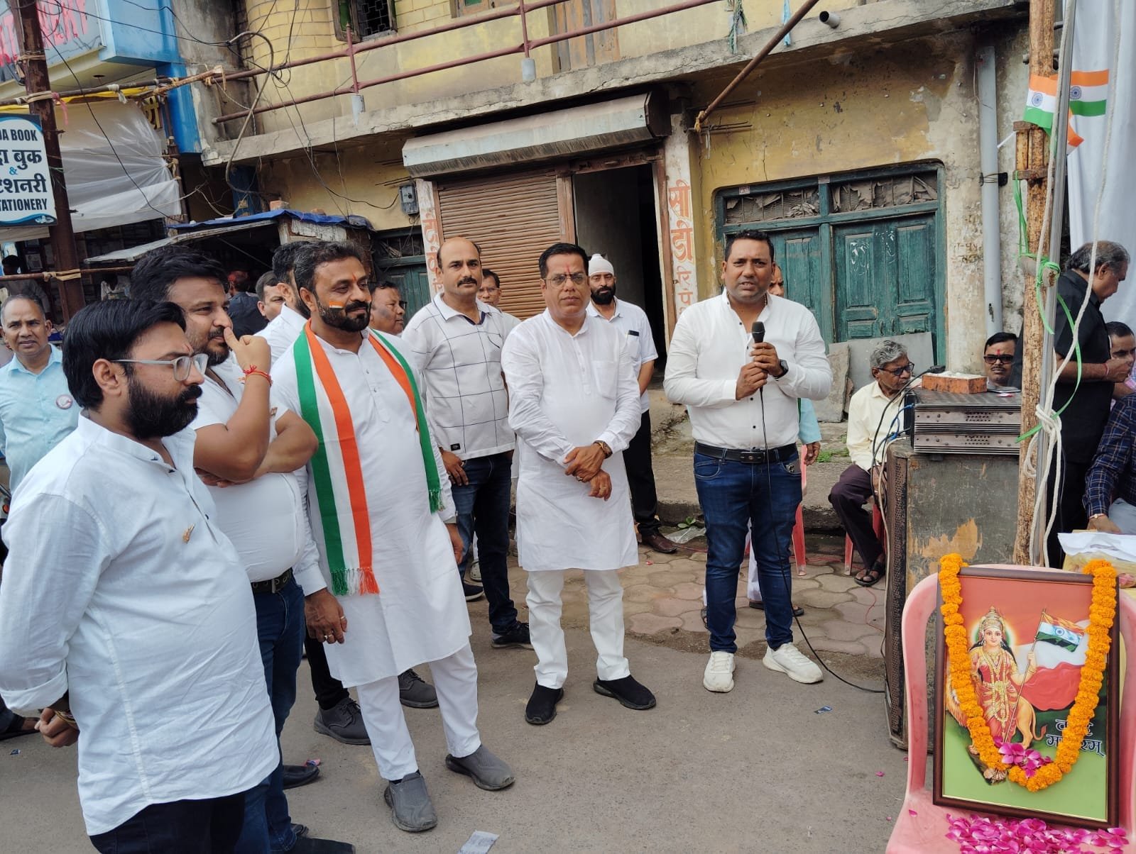 चैंबर ऑफ कॉमर्स चांपा ने लायंस चौक में किया ध्वजारोहण, अपने प्राणों की आहुति देने वाले वीर शहीदों को किया याद 1 चैंबर ऑफ कॉमर्स चांपा ने लायंस चौक में किया ध्वजारोहण, अपने प्राणों की आहुति देने वाले वीर शहीदों को किया याद चौथा स्तंभ || Console Corptech
