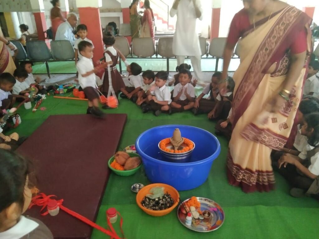 सरस्वती शिशु मंदिर चांपा के शिशु वाटिका से निकली नन्हें बच्चों की कांवर यात्रा 3 सरस्वती शिशु मंदिर चांपा के शिशु वाटिका से निकली नन्हें बच्चों की कांवर यात्रा चौथा स्तंभ || Console Corptech