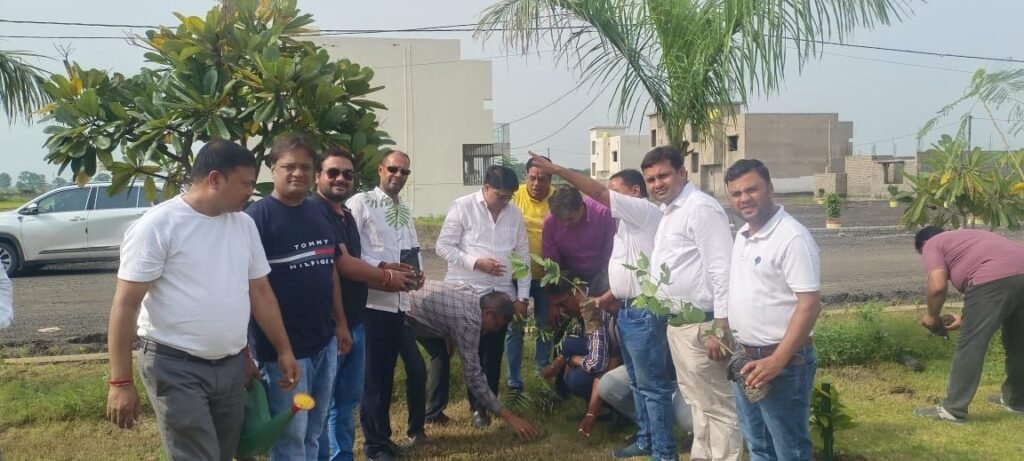 एक पेड़ छत्तीसगढ़ महतारी के नाम के तहत चांपा चैंबर ने किया पौधरोपण चौथा स्तंभ || Console Corptech