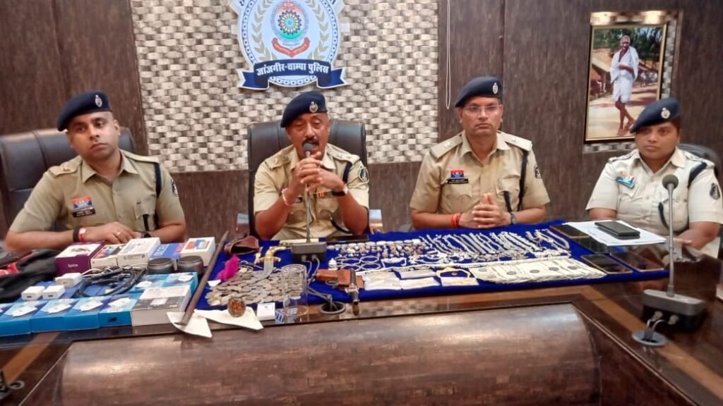 सिलसिलेवार हुई चोरियों का पर्दाफाश, 5 आरोपी चढ़े पुलिस के हत्थे, लाखों का माल बरामद चौथा स्तंभ || Console Corptech