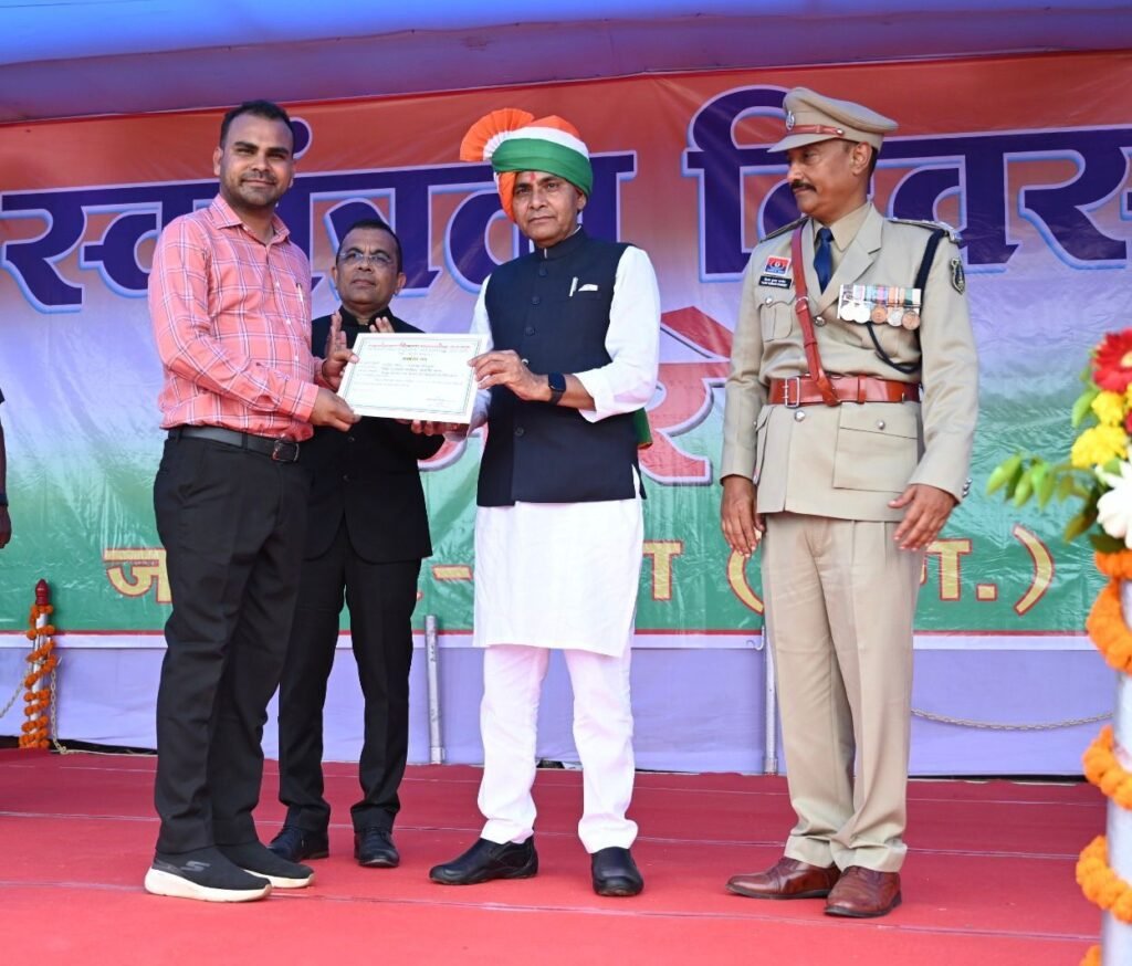 79वें स्वतंत्रता दिवस के अवसर पर राजस्व एवं आपदा प्रबंधन और खेल एवं युवा कल्याण मंत्री टंक राम वर्मा ने किया ध्वजारोहण चौथा स्तंभ || Console Corptech