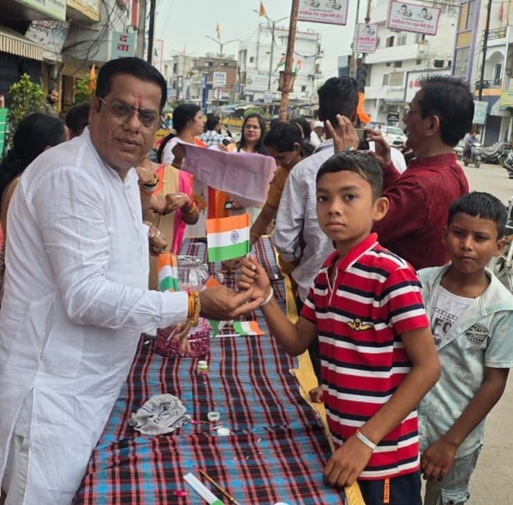 चैंबर ऑफ कॉमर्स चांपा ने लायंस चौक में किया ध्वजारोहण, अपने प्राणों की आहुति देने वाले वीर शहीदों को किया याद 2 चैंबर ऑफ कॉमर्स चांपा ने लायंस चौक में किया ध्वजारोहण, अपने प्राणों की आहुति देने वाले वीर शहीदों को किया याद चौथा स्तंभ || Console Corptech