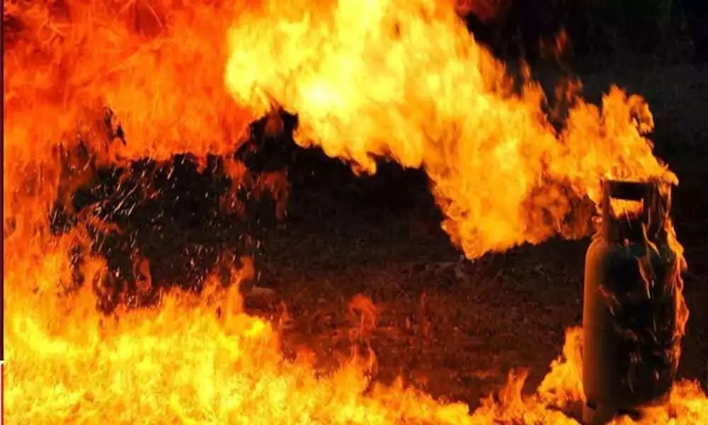 भीषण सिलेंडर ब्लास्ट से मचा कोहराम, 8 वर्षीय मासूम की मौत, 12 घायल, 7 की हालत नाज़ुक 1 भीषण सिलेंडर ब्लास्ट से मचा कोहराम, 8 वर्षीय मासूम की मौत, 12 घायल, 7 की हालत नाज़ुक चौथा स्तंभ || Console Corptech