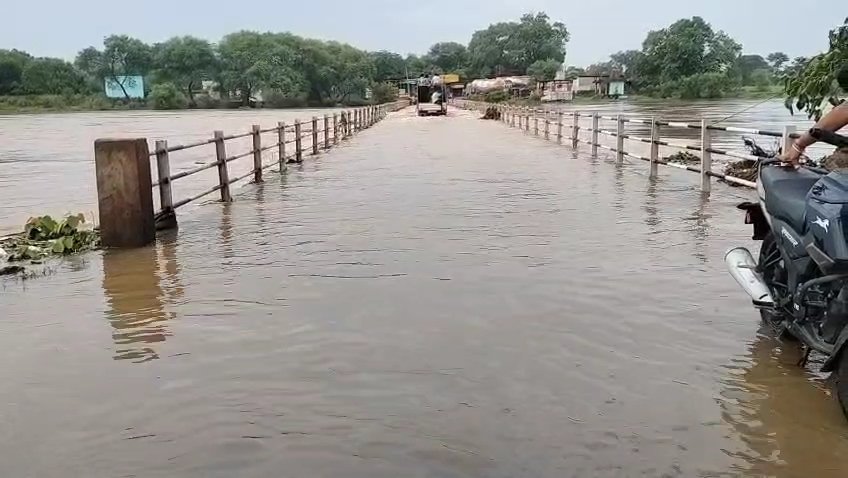 बारिश से उफनाई बोराई नदी, पुल पर चढ़ा 2 फीट पानी, रायपुर-रायगढ़ मार्ग बाधित चौथा स्तंभ || Console Corptech