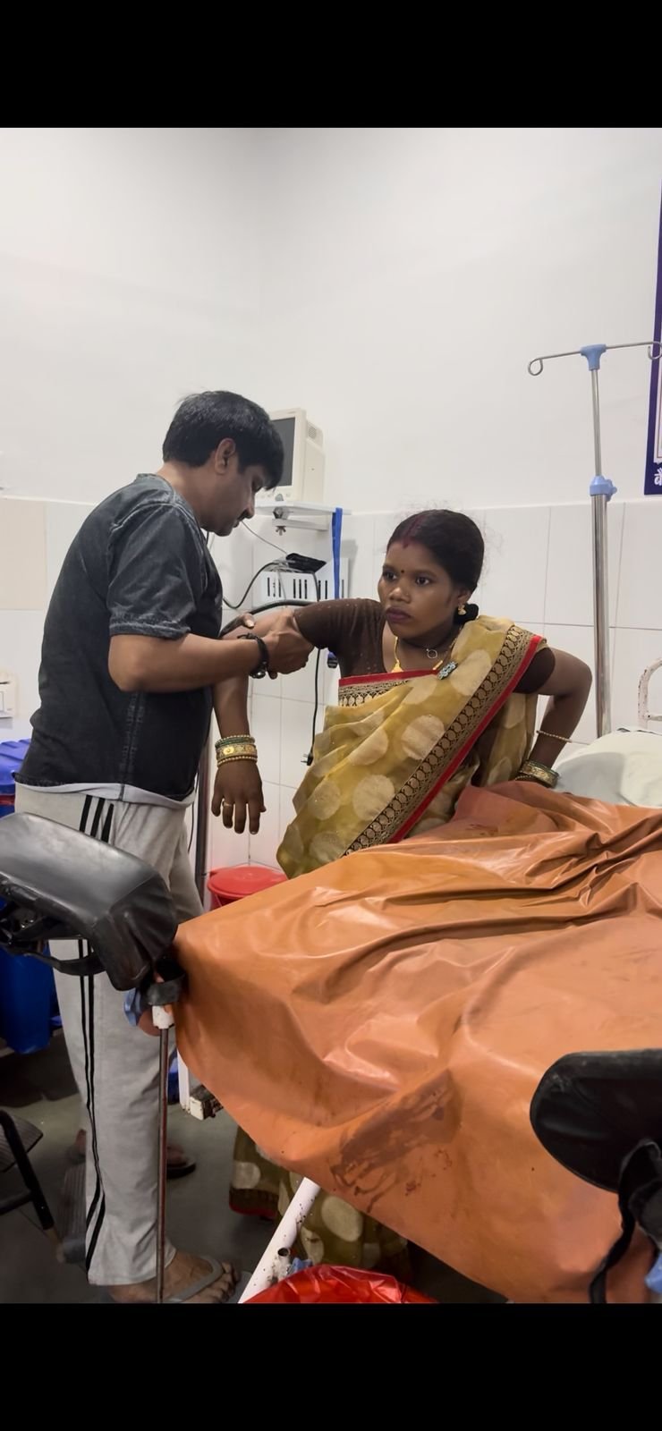 मानवता की मिसाल: दुर्घटना में घायल आठ माह की गर्भवती महिला को पहुंचाया अस्पताल, एक पहल से बचाई दो जिंदगी 1 मानवता की मिसाल: दुर्घटना में घायल आठ माह की गर्भवती महिला को पहुंचाया अस्पताल, एक पहल से बचाई दो जिंदगी चौथा स्तंभ || Console Corptech