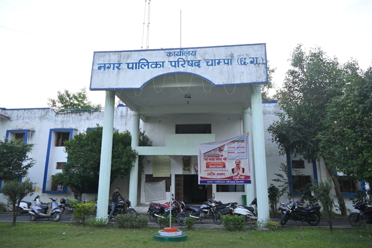 चांपा नगरपालिका में कौन पी रहा शराब! शराब की खाली शीशी और सिगरेट के खाली पैकेट दे रहे गवाही चौथा स्तंभ || Console Corptech