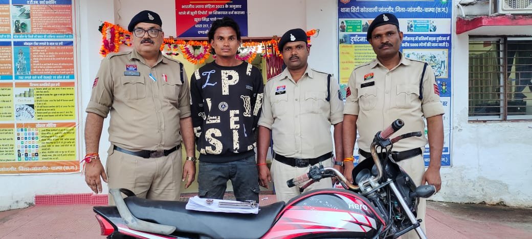 कार के पीछे से फिल्मी स्टाइल में बाइक को अड़ाया और खिलौना पिस्टल अड़ाकर धमकाया 1 कार के पीछे से फिल्मी स्टाइल में बाइक को अड़ाया और खिलौना पिस्टल अड़ाकर धमकाया चौथा स्तंभ || Console Corptech