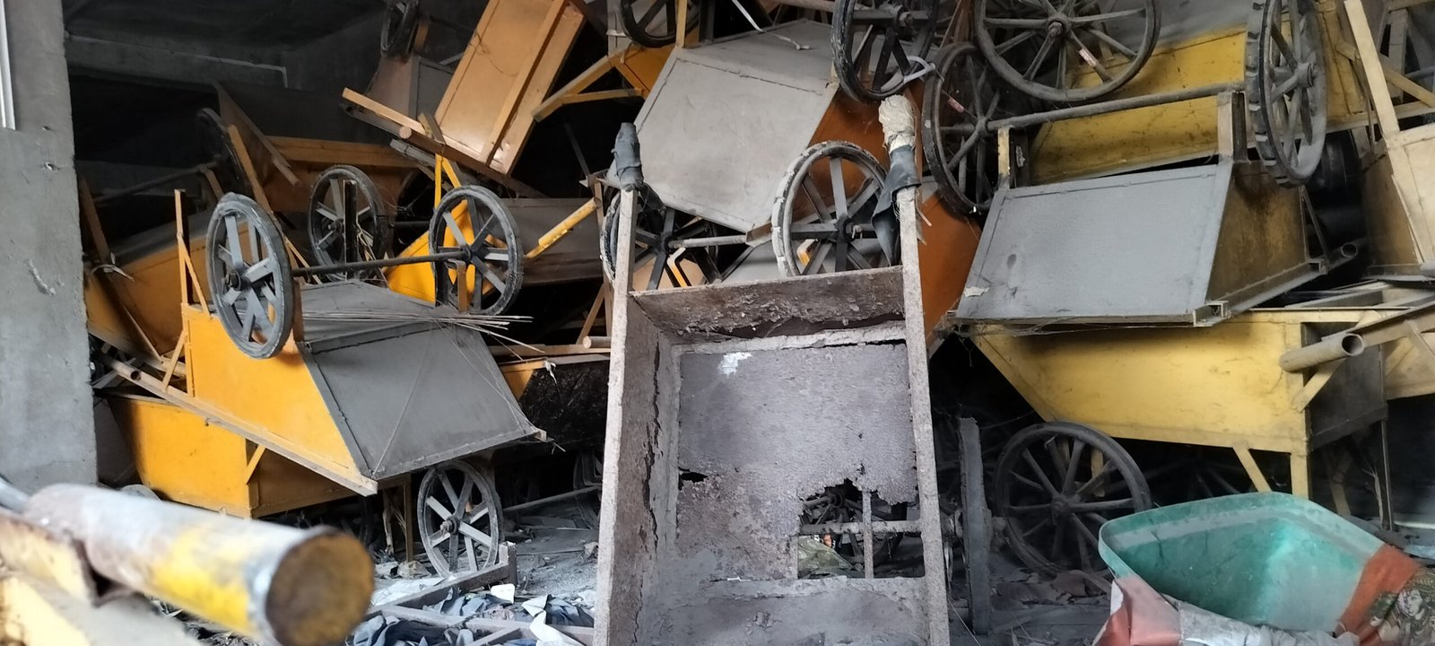 जनता के पैसों की हो गई बर्बादी, कक्ष से बाहर नहीं निकल सके हाथ ठेले और ऑटो, नए पड़े अब सड़ने लगे हैं हाथ ठेले 1 जनता के पैसों की हो गई बर्बादी, कक्ष से बाहर नहीं निकल सके हाथ ठेले और ऑटो, नए पड़े अब सड़ने लगे हैं हाथ ठेले चौथा स्तंभ || Console Corptech