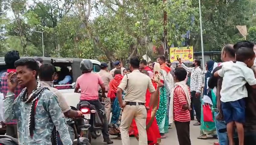 बलौदा में चक्काजाम, बेजाकब्जा के खिलाफ कार्रवाई नहीं होने से ग्रामीणों का भड़का ग्रामीणों का गुस्सा 1 बलौदा में चक्काजाम, बेजाकब्जा के खिलाफ कार्रवाई नहीं होने से ग्रामीणों का भड़का ग्रामीणों का गुस्सा चौथा स्तंभ || Console Corptech