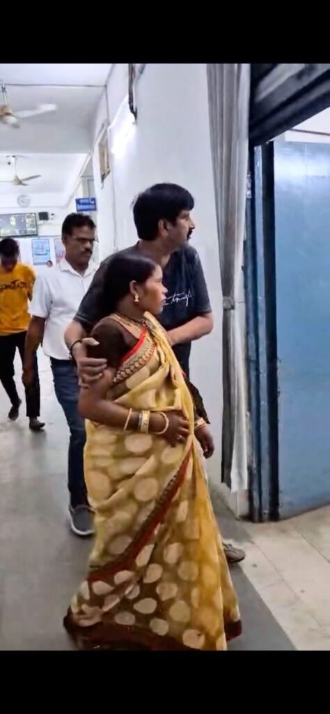 मानवता की मिसाल: दुर्घटना में घायल आठ माह की गर्भवती महिला को पहुंचाया अस्पताल, एक पहल से बचाई दो जिंदगी 2 मानवता की मिसाल: दुर्घटना में घायल आठ माह की गर्भवती महिला को पहुंचाया अस्पताल, एक पहल से बचाई दो जिंदगी चौथा स्तंभ || Console Corptech