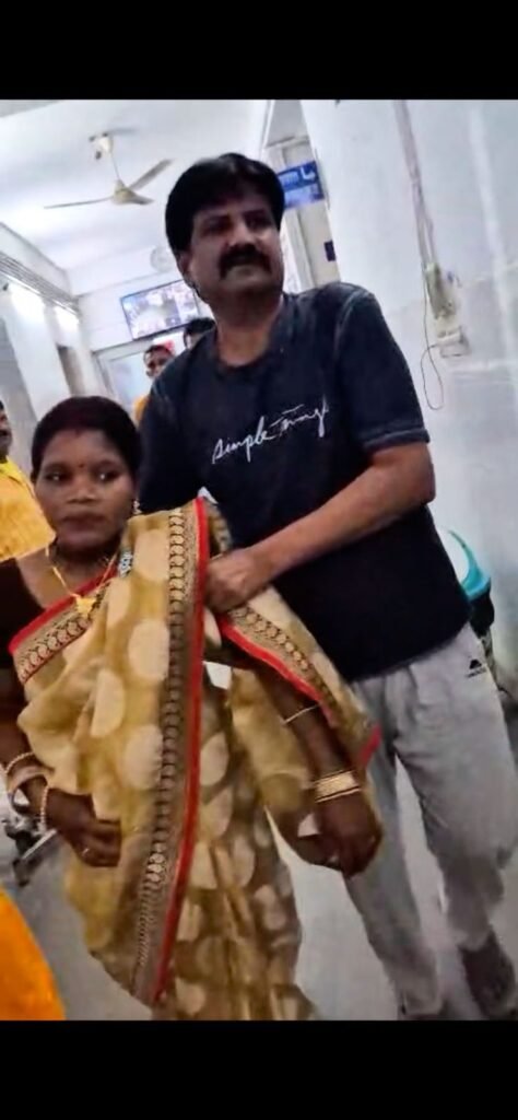 मानवता की मिसाल: दुर्घटना में घायल आठ माह की गर्भवती महिला को पहुंचाया अस्पताल, एक पहल से बचाई दो जिंदगी 3 मानवता की मिसाल: दुर्घटना में घायल आठ माह की गर्भवती महिला को पहुंचाया अस्पताल, एक पहल से बचाई दो जिंदगी चौथा स्तंभ || Console Corptech