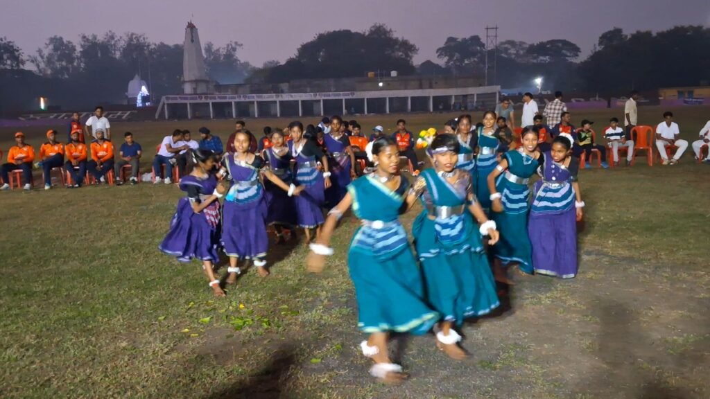 विजयनगर की छात्राओं का गेवरा स्टेडियम में शानदार छत्तीसगढ़ी लोक नृत्य प्रदर्शन 2 विजयनगर की छात्राओं का गेवरा स्टेडियम में शानदार छत्तीसगढ़ी लोक नृत्य प्रदर्शन चौथा स्तंभ || Console Corptech